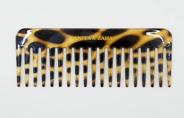Peigne Girafe von ANITA & ZAHA – Ein handbemalter Luxus‑Haarkamm aus Celluloseacetat für ein außergewöhnliches Pflegeritual